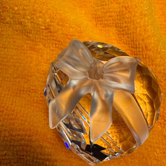 💝 Stunning Swarovski Clear Crystal Heart Figurine with Frosted Bow. 2 inches. - Picture 2 of 9
